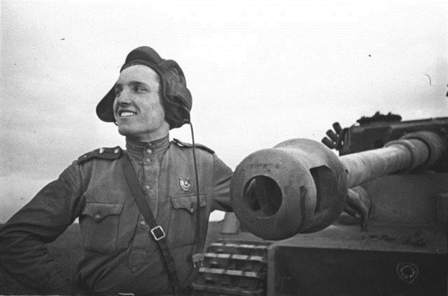 Ivan Shevtsov, một binh sĩ Hồng quân, đứng cạnh xe tăng Tiger của quân Đức mà anh chiếm được. Sau này Ivan Shevtsov trở thành anh hùng quân đội Liên Xô.