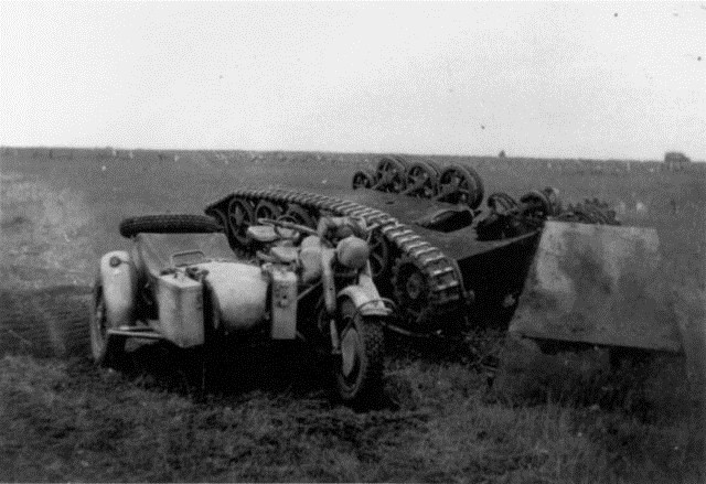 Xác xe thiết giáp điều khiển từ xa cùng xe máy 3 bánh của quân Đức trên trận địa. Hồng quân Xô Viết thất bại trong quá trình phản công đẩy lui mũi tấn công của phát xít Đức, nhưng đã thành công trong việc bảo vệ trận địa và ngăn không cho quân Đức chọc thủng phòng tuyến.   