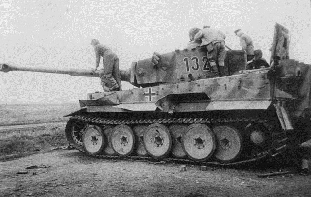 Nhóm binh sĩ Hồng quân kiểm tra xe tăng Tiger mà lính Đức bỏ lại. Cả hai phe đều chịu tổn thất nặng; mặc dù tổn thất của Hồng quân cao hơn nhưng nền công nghiệp quốc phòng cũng như nguồn nhân lực và vật lực dự trữ chiến lược to lớn của Liên Xô đủ sức bù đắp tổn thất. Trong khi đó phát xít Đức kiệt sức và không còn lực lượng dự bị để có thể động tiến công nữa.  