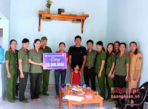 Đại diện HPN Công an tỉnh trao quà cho gđ chị Thuỷ 