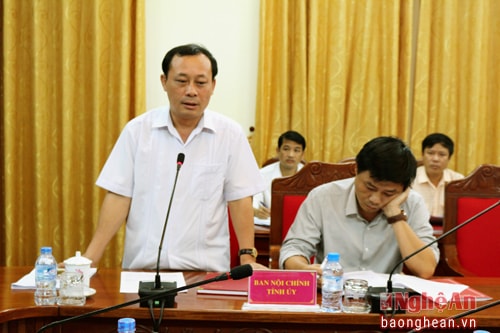 Đồng chí Phan Đức Đồng - Trưởng Ban Nội chính trình bày báo cáo công tác nội chính tháng 8.
