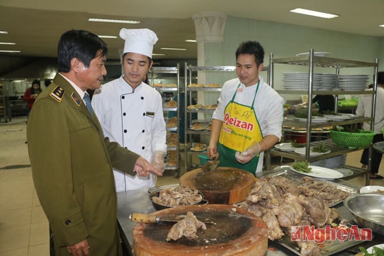 Đoàn liên ngành kiểm tra công tác VS ATTP tại cacs nhà hàng trên địa bàn tỉnh.