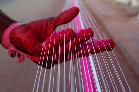 Nhuộm màu cho dây diều. Ảnh: Reuters.
