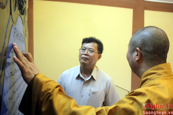 Phó Chủ tịch Quốc hội Lào nghe Thượng tọa Thích Thọ Lạc giới thiệu về ngôi chùa.