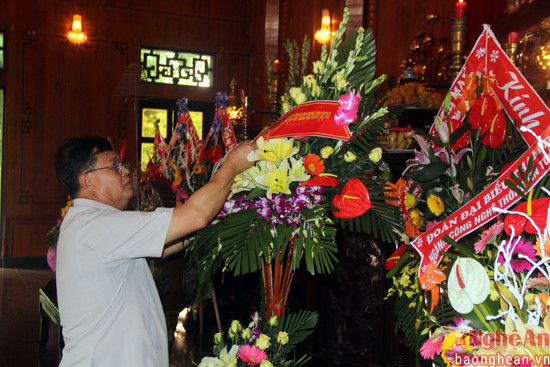 Phó Chủ tịch Quốc hội Lào dâng hoa Khu di tích Kim Liên
