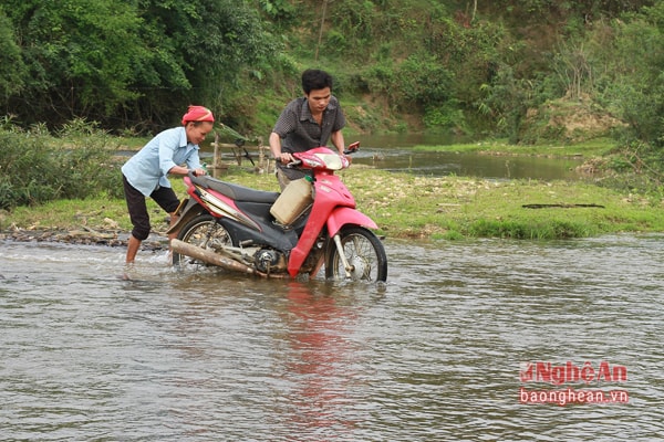 Không chỉ với học sinh mà người dân của bản Quàng cũng rất vất vả khi bị chia cắt bởi con suối này.