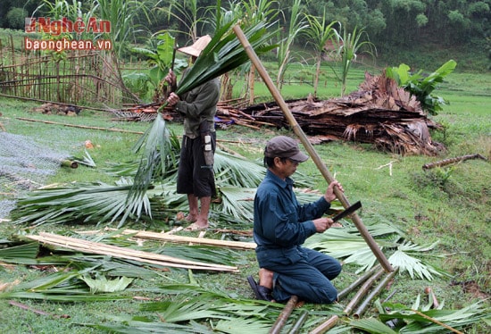 Đây là lúc người dân thể hiện tình làng nghĩa bản, một nét rất đáng quý ở vùng quê hương cách mạng Môn Sơn.