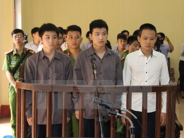 hóm côn đồ hành hung một nhà báo truyền hình Thái Nguyên trước vành móng ngựa. (Ảnh: Hoàng Nguyên/TTXVN)