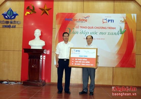Đại diện Công ty bảo hiểm bưu điện Bắc Trung Bộ trao quà tặng cho Hội khuyến học tỉnh