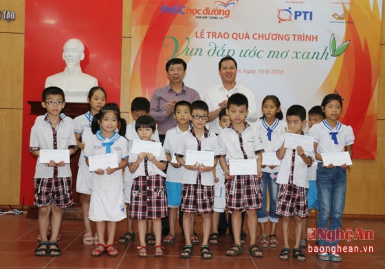 Đại diện Sở Giáo dục và Đào tạo và lãnh đạo Công ty trao học bổng cho học sinh tiểu học thành phố