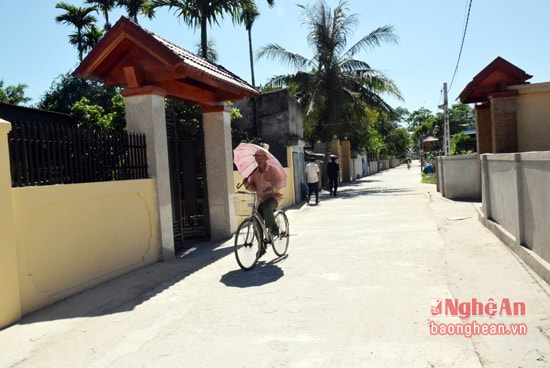 Trục đường chính của xóm Yên Phú đã được đổ bê tông theo tiêu chí NTM, từ nguồn đóng góp, ủng hộ của người dân trong xóm. 