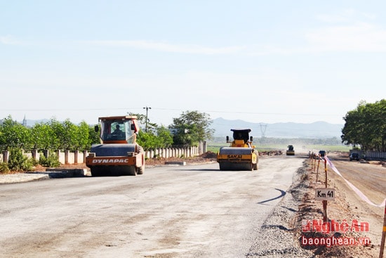 Thi công phần nền đoạn giáp nối QL48, tuyến nối QL1A- QL48