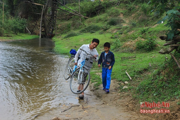 “Ngày mô cũng phải đưa đón cháu đi học, buổi sáng đưa đến lớp, buổi chiều đi đón về. Đi lên rẫy được 1 tý phải lo về, không làm được việc chi cả. Mà để để nó tự đi học thì không yên tâm”. 