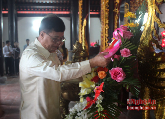 Đồng chí Somphanh Phengkhammy dâng hoa tưởng nhớ các anh hùng liệt sỹ hy sinh trong cao trào Xô viết Nghệ Tĩnh ngày 12/9/1930.