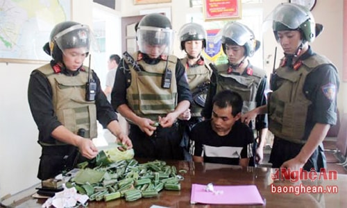 Công an Nghệ An đấu tranh, bắt đối tượng buôn bán, vận chuyển ma túy giấu trong nem chua.