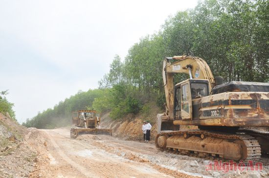 Thi công trên công trường cụm công trình đầu mối Dự án Hồ chứa nước Bản Mồng, ảnh minh họa