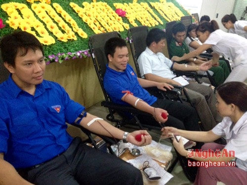Đông đảo tình nguyện viên tích cực tham gia hiến máu tình nguyện