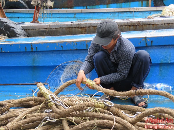 “Không sợ gì bão đâu. Nghe tin có bão là đánh tàu vào bờ trú. Giờ là phải làm việc để chuyến vô cảng tới là phải có nhiều cá là được”, một ngư dân trò chuyện trong khi tay thoăn thoắt làm việc.