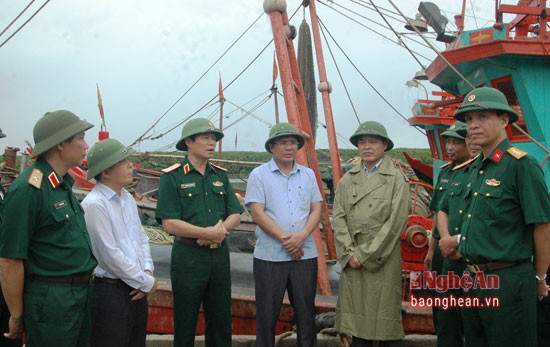 Thiếu tướng Nguyễn Tân Cương, Ủy viên Trung ương Đảng, Tư lệnh Quân khu 4 (người thứ 3, trái sang) đang kiển tra điểm điểm neo đậu tàu thuyền tại xã Diễn Ngọc, huyện Diễn Châu.