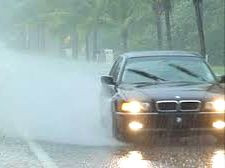 Cần lưu ý khi lái xe dưới mưa bão
