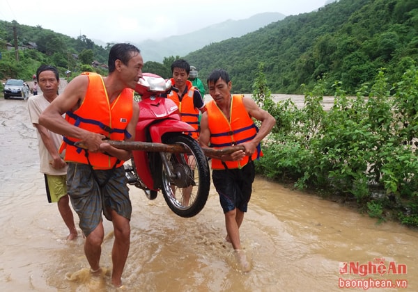 Người dân phải khênh phương tiện về nhà