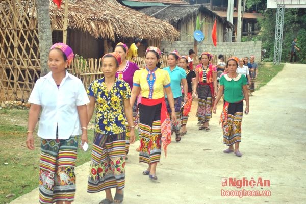 Những phụ nữ Bình Chuẩn trong trang phục cổ truyền.