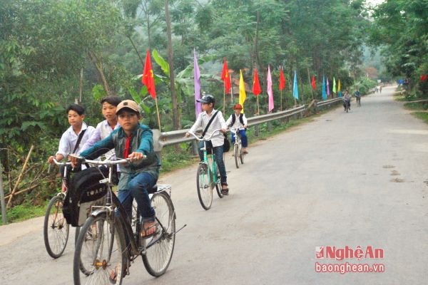 Học sinh Bình Chuẩn đến trường.