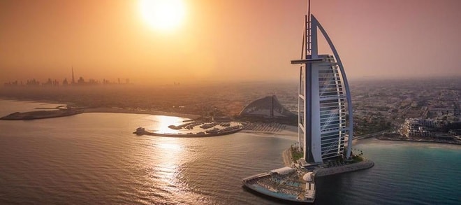 Burj Al Arab ở Dubai là khách sạn 7 sao duy nhất trên thế giới, được xem như biểu tượng của sự sang trọng và lộng lẫy bậc nhất. Nằm trên một hòn đảo nhân tạo cách bãi biển Jumeirah 280 m, Burj Al Arab luôn trong tình trạng cháy phòng, không chỉ bởi vị trí tuyệt đẹp mà còn cả những đặc quyền xa hoa độc nhất. Giá phòng tối thiểu tại Burj Al Arab là 1.100 USD/đêm. Ảnh: Jumeirah.