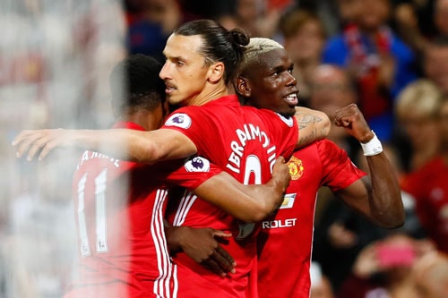 Pogba có trận ra mắt đầu tiên cho Man Utd nhưng vẫn phải nhường sân khấu cho đàn anh Ibrahimovic. Ảnh: Reuters.