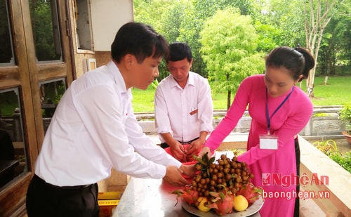 Cán bộ khu di tích Kim Liên chuẩn bị mâm ngũ quả dâng lên Bàn thờ Bác.