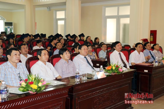 Các đại biểu tham dự buổi lễ tốt nghiệp