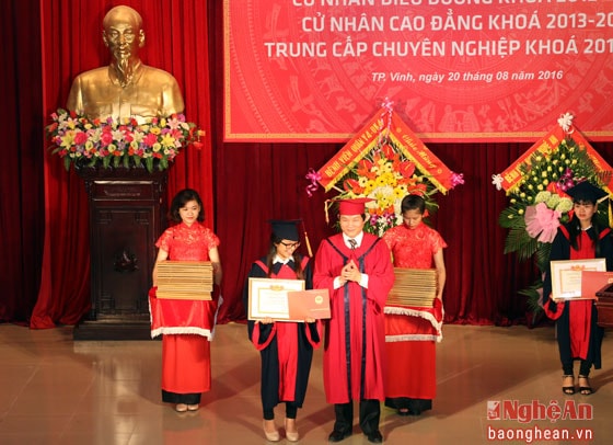 Hiệu trưởng Trường Đại học Y khoa Vinh trao bằng tốt nghiệp cho các sinh viên