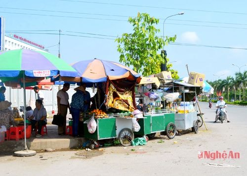 Nhiều hộ buôn bán hàng rong trước cổng Bệnh viện Hữu nghị Đa khoa tỉnh hối lộ tiền cho ông Sơn để được bỏ qua, không bị xử lý.