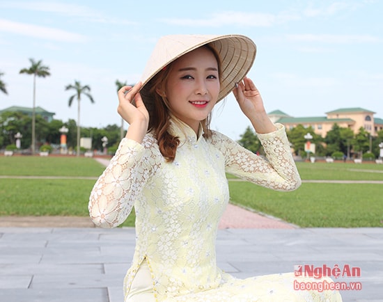 Cô Jang Hye Bin thướt tha trong tà áo dài và chiếc nón lá.