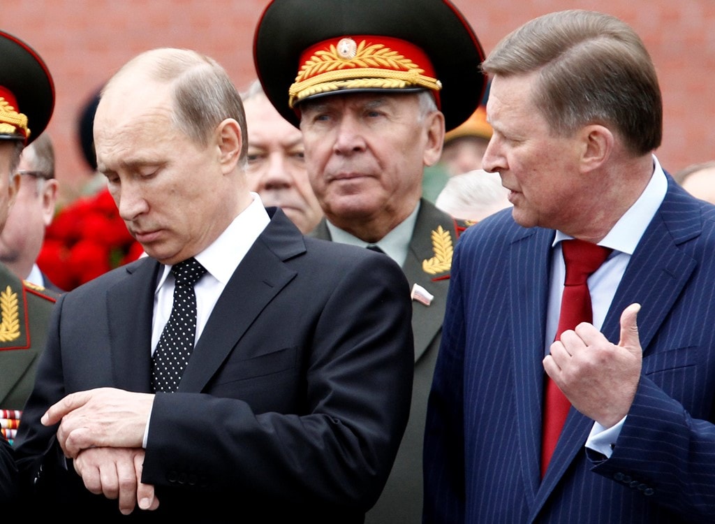 Ông Putin đã loại bỏ đồng minh thân cận lâu năm Sergei Ivanov (phải) sau 17 năm gắn bó. Ảnh: Reuters