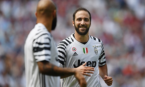  Với Higuain đến từ Napoli, Juventus hứa hẹn sẽ có thêm một năm nữa thống trị Serie A. Ảnh: Reuters.