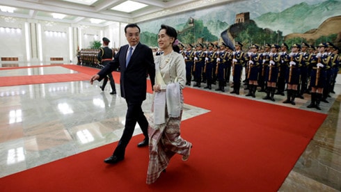 Bà Aung San Suu Kyi, Cố vấn Nhà nước, Bộ trưởng Ngoại giao, Bộ trưởng Văn phòng Tổng thống Myanmar có chuyến thăm chính thức Trung Quốc kéo dài 4 ngày (từ 17 đến 21/8). Đây là chuyến thăm Trung Quốc đầu tiên của bà Aung San Suu Kyi kể từ khi chính phủ mới ở Myanmar do Đảng Liên đoàn quốc gia vì dân chủ (NLD) của bà lãnh đạo lên nắm quyền vào tháng 4 vừa qua. Chuyến thăm được kỳ vọng sẽ mở ra một chương mới trong hợp tác giữa Trung Quốc và Myanmar .