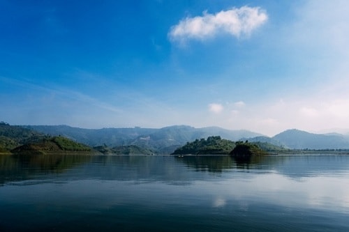 Hồ Tà Đùng (Đak Nông) Hồ Tà Đùng vốn là một vùng thung lũng bên núi Tà Đùng, thuộc xã Đắk Som, huyện Đắk Glong. Giữa các dãy núi phủ đầy cây cối, một mặt nước xanh trong hiện lên với những cồn, đồi nhỏ. Ven hồ và ở các đảo nhỏ có những điểm cắm trại cho du khách ưa khám phá. Ảnh: Trung Võ.