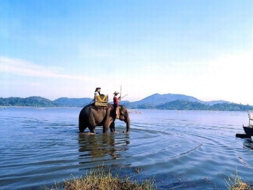 Hồ Lắk (Đak Lak) Hồ Lắk nằm bên thị trấn Liên Sơn huyện Lắk, cạnh tuyến đường giao thông giữa Buôn Ma Thuột và Đà Lạt, cách TP. Buôn Ma Thuột khoảng 56 km về phía Nam theo quốc lộ 27. Để khám phá vẻ đẹp tự nhiên của hồ Lắk, có hai lựa chọn: đi thuyền độc mộc hoặc ngồi trên mình voi. Hành trình dạo chơi hồ Lắk trên lưng voi thường kéo dài 30 phút, khách cũng có thể đàm phán trước nếu muốn có thêm thời gian khám phá vẻ đẹp huyền bí của hồ.