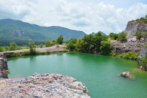 Hồ Tà Pạ (An Giang) Là dấu vết còn sót lại của quá trình khai thác đá Trên đỉnh núi Tà Pạ của vùng Bảy Núi, hồ Tà Pạ trở thành điểm đến được ưa thích. Hồ Tà Pạ được bao bọc bởi các vách đá sừng sững, từ trên nhìn xuống nước trong vắt đến tận đáy. Từ mé hồ, bạn có thể ngắm toàn cảnh thị trấn Tri Tôn, đắm mình trước vẻ đẹp của những ô ruộng lúa nhiều màu sắc chạy dọc theo chân núi Tô phía đối diện.