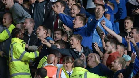 Fan Leicester và Arsenal choảng nhau trên khán đài
