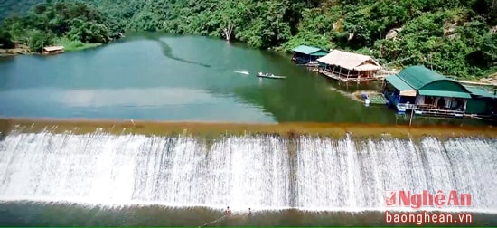 Đập Phà Lài, du thuyền sông Giăng đang là điểm du lịch hấp dẫn thu hút nhiều khách du lịch.