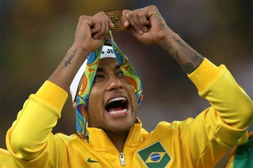 neymar-tu-bo-bang-doi-truong-brazil-ngay-sau-khi-vo-dich-olympic