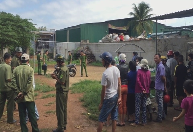 Sân bóng, nơi Nguyên dùng dao đâm Phương gục tại chỗ.