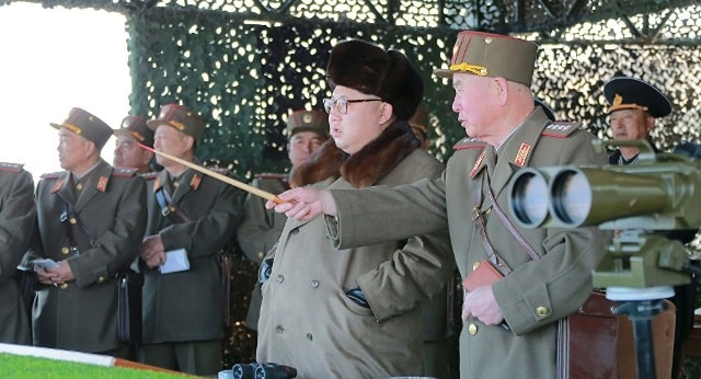 Lãnh đạo Kim Jong-un trực tiếp theo dõi 1 buổi tập trận của Quân đội Triều Tiên. Ảnh: Reuters