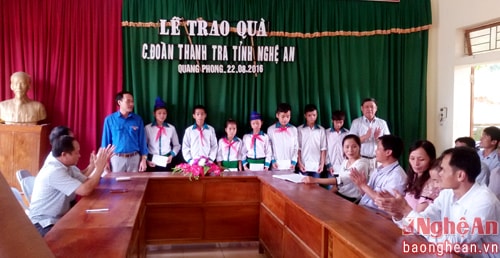 Đồng chí Phạm Hồng Sơn, Phó chánh thanh tra tỉnh tặng quà cho các em học sinh nghèo học giỏi