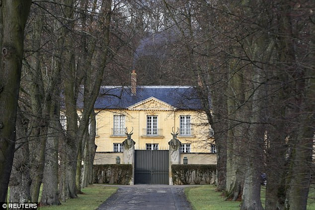 Sau đó, ông sẽ dành vài ngày thư giãn ở khu nhà La Lanterne, Yvelines, Pháp.