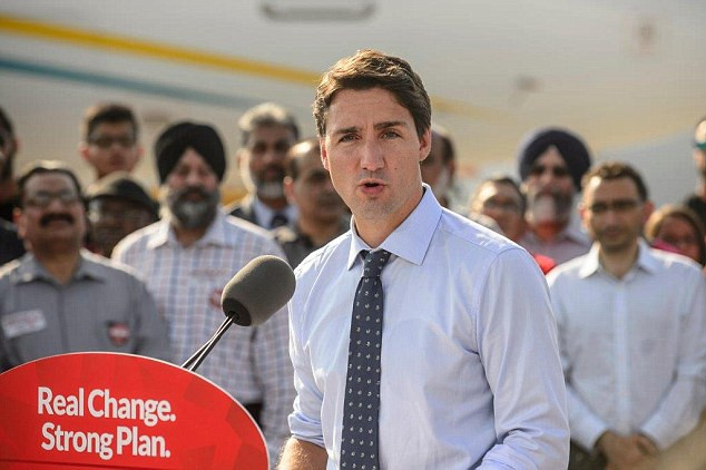 Thủ tướng Canada Justin Trudeau dùng thời gian nghỉ của mình tại bãi biển Chesterma ở Tofino, British Colombia.