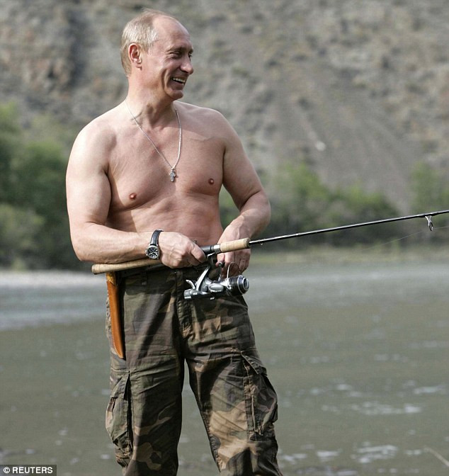 Tổng thống Nga Vladimir Putin là người khá thích các hoạt động ngoài trời như cưỡi ngựa, câu cá... Trên đây là hình ảnh ông Putin trong kỳ nghỉ ở sông Khemchik, miền Nam Siberia.