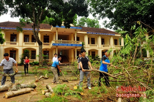 Thầy cô trường THCS Tiền Phong dọn dẹp khuôn viên chuẩn bị năm học mới